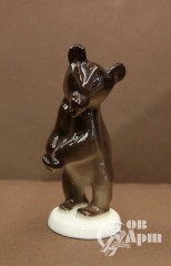 Скульптура "Медвежонок бурый стоящий" из композиции "Медвежата"